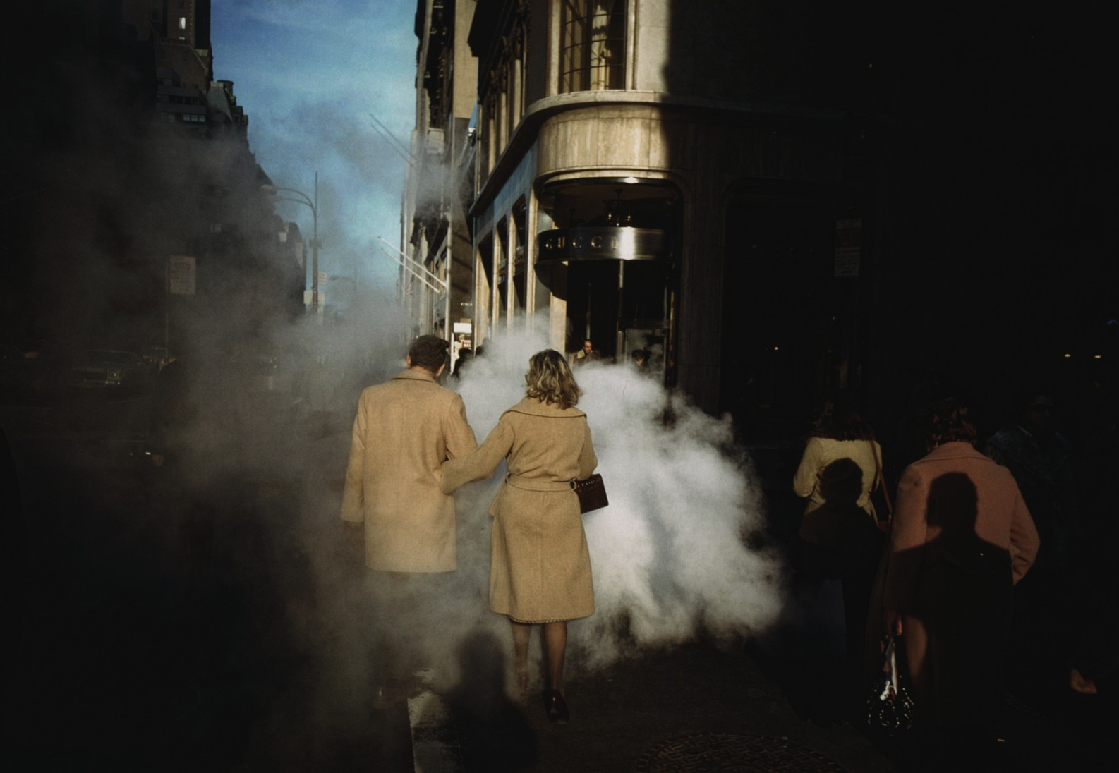 Couple au manteau camel sur Street Steam, New York, 1975 Avec l&rsquo;aimable autorisation de l&rsquo;artiste et